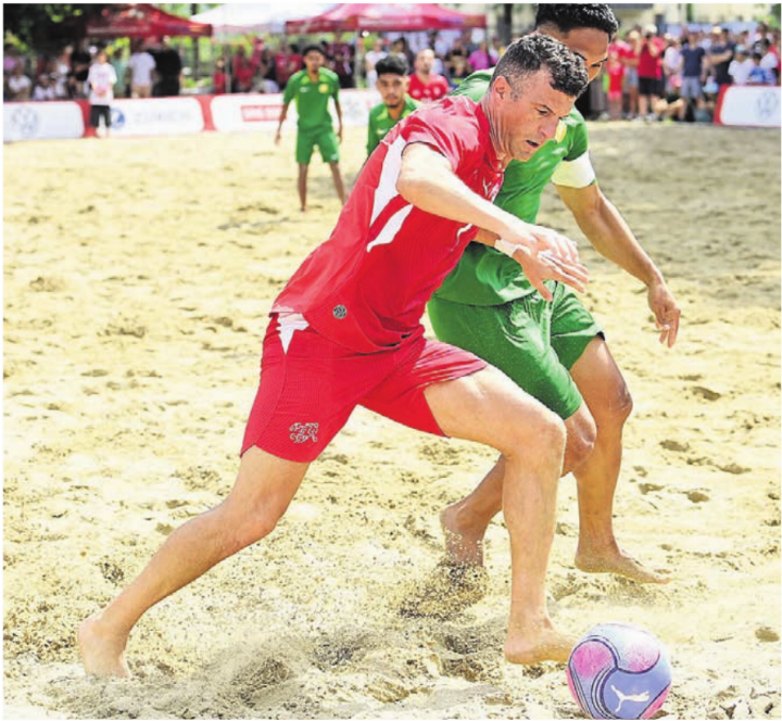 Sandro Spaccarotella (links) zeigt im Spiel gegen Tahiti, dass er nicht zum alten Eisen gehört.    Bild: Alexander Wagner
