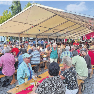 «Darum Wohlen!» - Letztes Jahr setzte an der Feier Starkregen ein, diesmal blieben alle trocken, im Zelt und auch draussen.