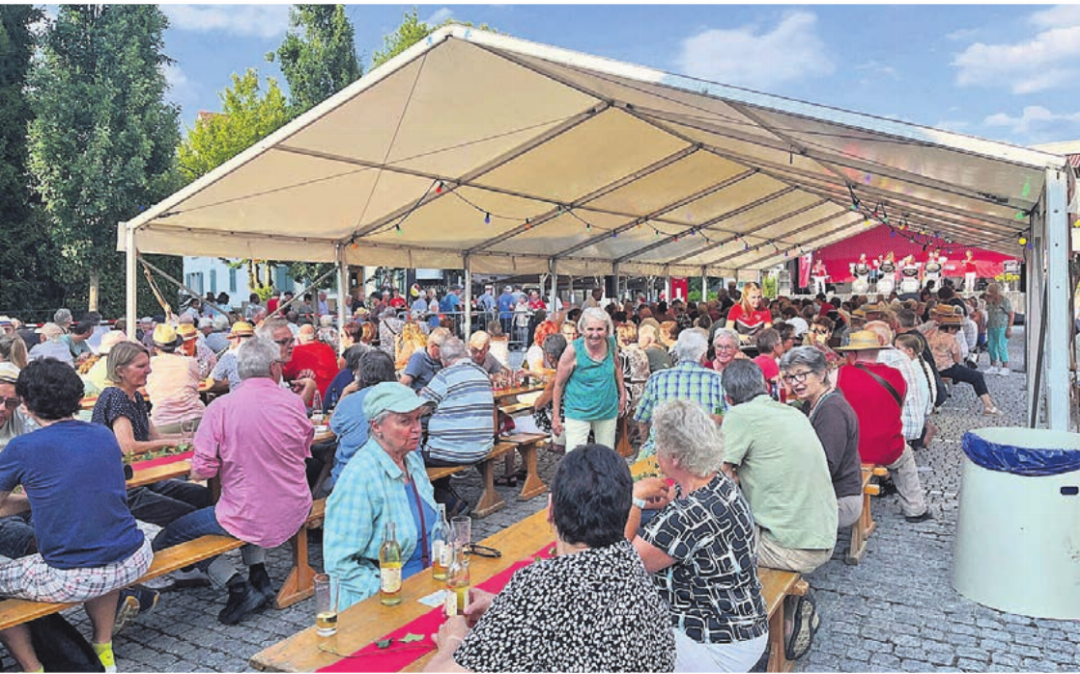 Letztes Jahr setzte an der Feier Starkregen ein, diesmal blieben alle trocken, im Zelt und auch draussen. Letztes Jahr setzte an der Feier Starkregen ein, diesmal blieben alle trocken, im Zelt und auch draussen.