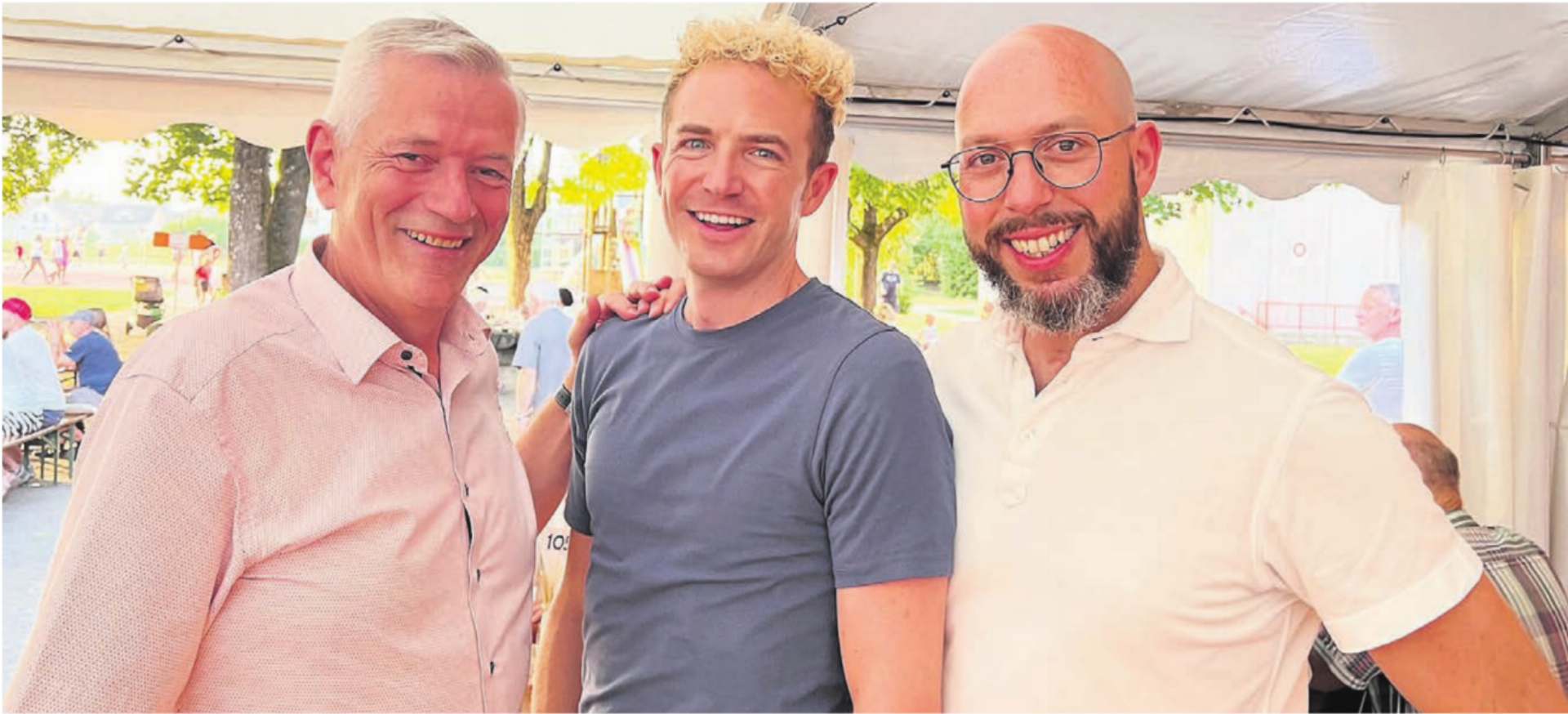 Michael Elsener (Mitte) freute sich zusammen mit Gemeindeammann Daniel Stark (links) und Vizeammann Boris Sommer über die vielen Besucherinnen und Besucher. Bild: tyb - Das Bild wird blockiert. – Möglicherweise durch einen aktiven Adblocker.