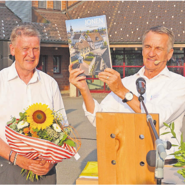 Mit Mut und Zuversicht zum Erfolg - Jonen – das Buch: Gemeindeammann Philipp Ackermann (rechts) gratuliert Noldi Huber zu seinem umfassenden Gesamtwerk.    Bild: Hans Rechsteiner