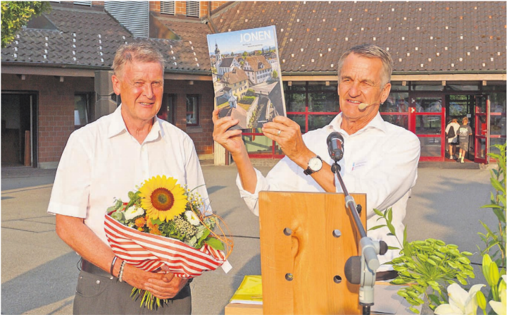 Jonen – das Buch: Gemeindeammann Philipp Ackermann (rechts) gratuliert Noldi Huber zu seinem umfassenden Gesamtwerk.    Bild: Hans Rechsteiner