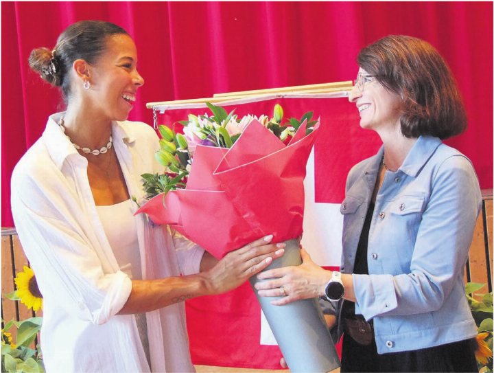 Melanie Hasler erhielt für ihre Rede einen Blumenstrauss von Frau Gemeindeammann Petra Oggenfuss. Melanie Hasler erhielt für ihre Rede einen Blumenstrauss von Frau Gemeindeammann Petra Oggenfuss.
