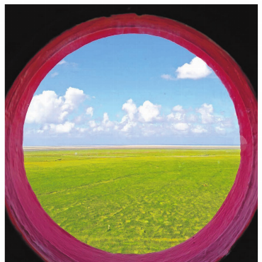 Der Blick in die Weite - An der Nordseeküste verbrachte Kilian Gaberthüel aus Muri seine Ferien. Blick durch ein Bullauge des Leuchtturms Westerheversand auf die Salzwiesen, den endlosen Himmel und das Wattenmeer der Halbinsel Eiderstedt.
