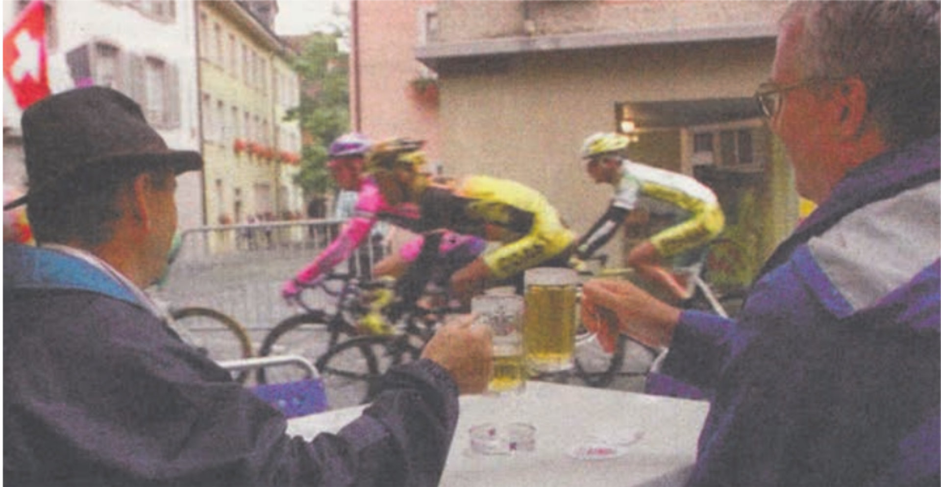 Diese zwei Besucher sitzen bei der Bremgarter Rathauskurve in der ersten Reihe der 1. Rad Classiques Bremgarten. Bild: Archiv - Das Bild wird blockiert. – Möglicherweise durch einen aktiven Adblocker.