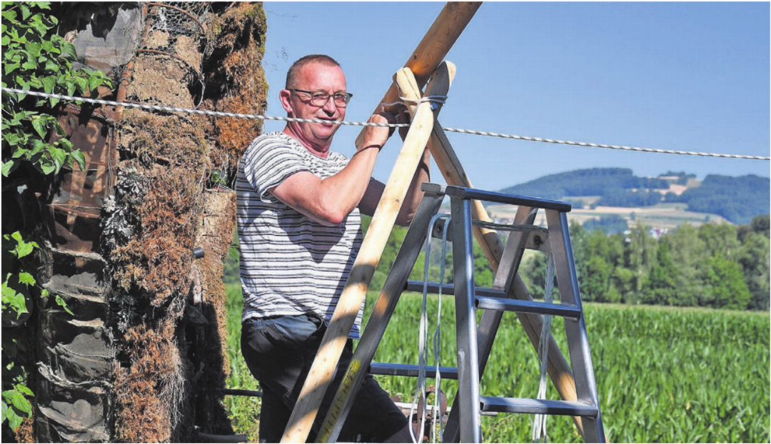 Philipp Galizia ist ein kleiner Tausendsassa. Neben seiner künstlerischen Arbeit als Erzähler, Schauspieler und Musiker hat er auch grosses handwerkliches Geschick, welches er aktuell im Zeltbau einsetzt. Bilder: Verena Anna Wigger Philipp Galizia ist ein kleiner Tausendsassa. Neben seiner künstlerischen Arbeit als Erzähler, Schauspieler und Musiker hat er auch grosses handwerkliches Geschick, welches er aktuell im Zeltbau einsetzt. Bilder: Verena Anna Wigger