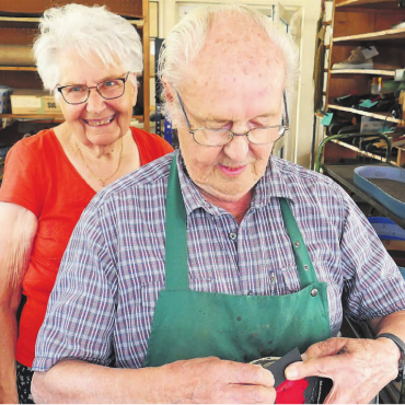 Mit Militärschuhen fing es an - Elisabeth und Arthur Keusch – ein eingespieltes Schuhmacher-Team. Bild: Richard Gähwiler