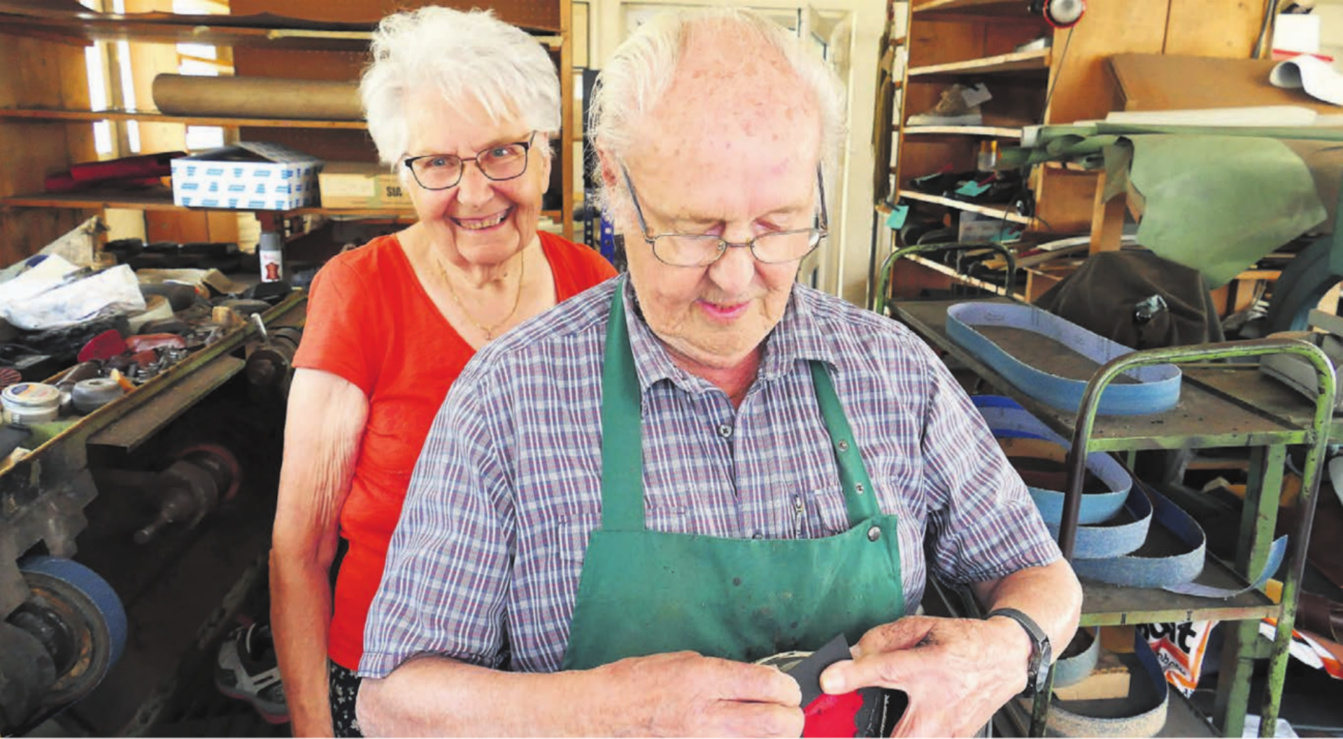Elisabeth und Arthur Keusch – ein eingespieltes Schuhmacher-Team. Bild: Richard Gähwiler - Das Bild wird blockiert. – Möglicherweise durch einen aktiven Adblocker.