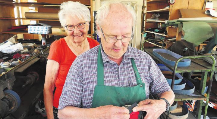 Elisabeth und Arthur Keusch – ein eingespieltes Schuhmacher-Team. Bild: Richard Gähwiler