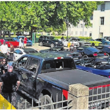 Auszeit auf vier Rädern - Auf dem Klosterhof versammeln sich die Autos vor der Tour. Bild: zg