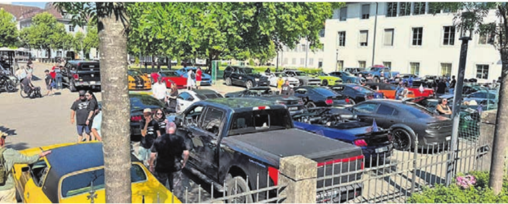Auf dem Klosterhof versammeln sich die Autos vor der Tour. Bild: zg - Das Bild wird blockiert. – Möglicherweise durch einen aktiven Adblocker.