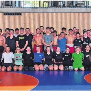 Auf dem richtigen Weg - Die RS Freiamt, die RS Kriessern, einige Mitglieder des RC Belp und die Mitglieder des Olympiastützpunkts Freiburg-Schwarzwald – mit rund 80 Ringerinnen und Ringern auf der Matte konnten einige sehr intensive Trainingseinheiten in Süddeutschland durchgeführt werden.
Bild: zg
