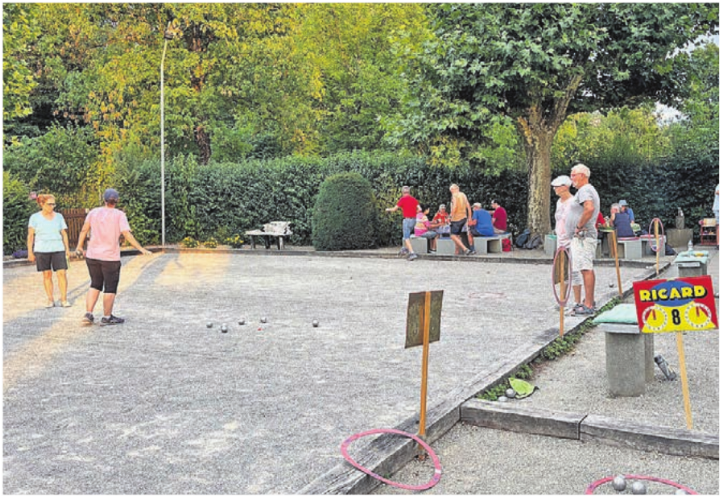 Pétanque wird in der Gruppe gespielt und fördert soziale Kontakte. Bilde: zg