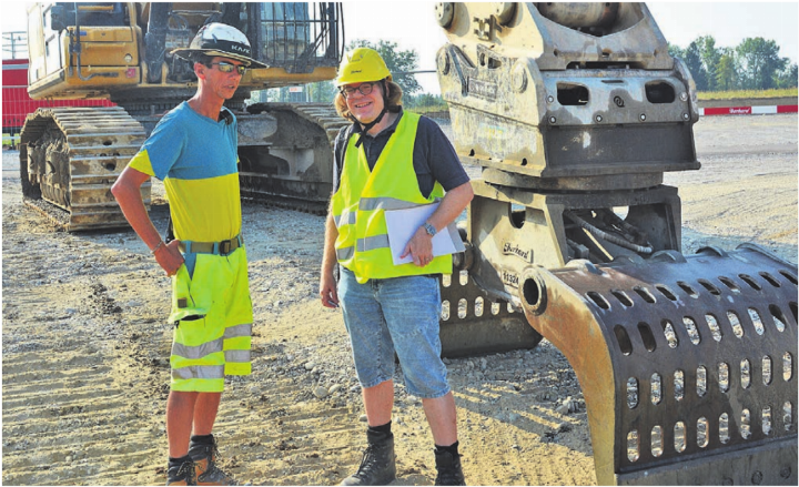 Der Vorarbeiter Christoph Wildi (links) führt mich über die Baustelle. Bilder: Roger Wetli