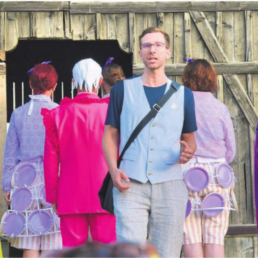 Zwischen Realität und Glauben - Stephan Wottreng (links) als Dorfnarr «Schagg» und Andreas Bürgisser (Mitte) als selbsternannter Dorfhistoriker Hans Bissig führen durch die Geschichte.       Bild: Thomas Stöckli