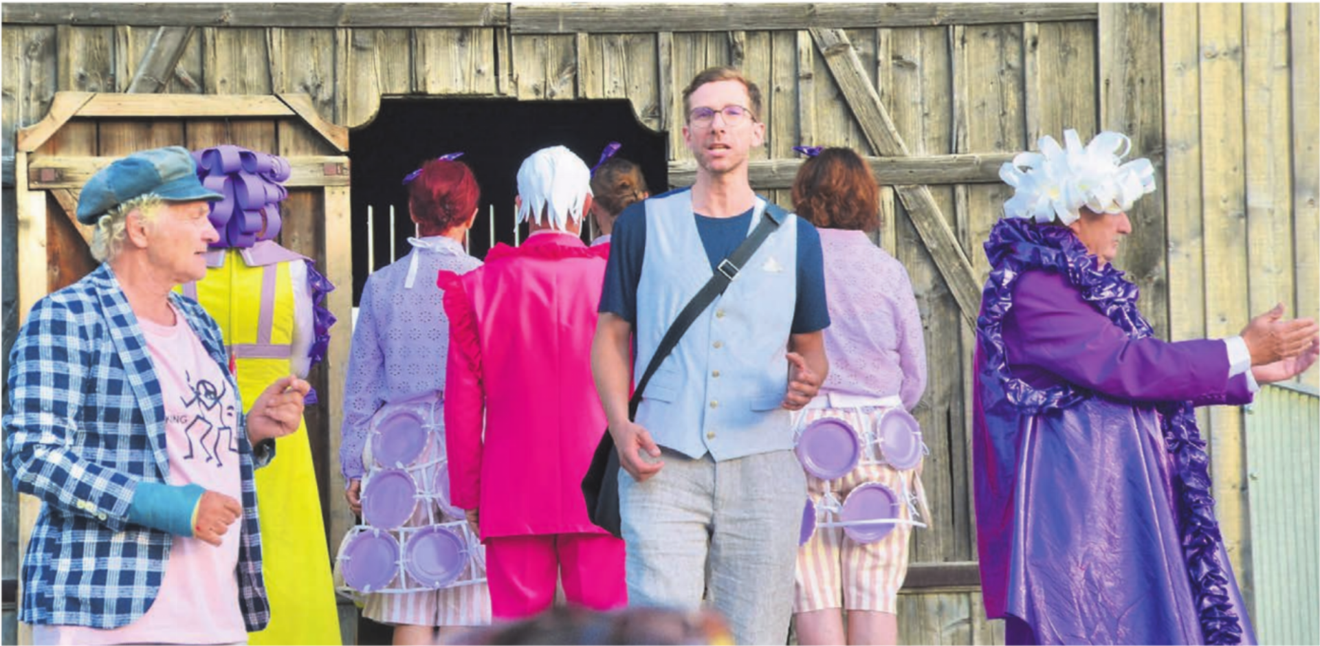 Stephan Wottreng (links) als Dorfnarr «Schagg» und Andreas Bürgisser (Mitte) als selbsternannter Dorfhistoriker Hans Bissig führen durch die Geschichte.       Bild: Thomas Stöckli - Das Bild wird blockiert. – Möglicherweise durch einen aktiven Adblocker.