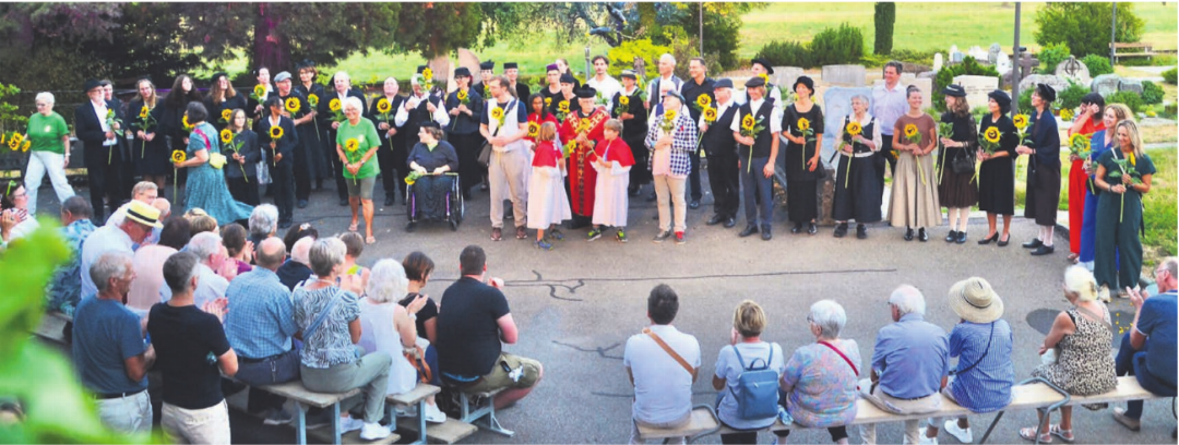 Schlussbild hinter der Kirche Beinwil: Die Mitwirkenden des Freilichttheaters werden mit einer Sonnenblume und lang anhaltendem Applaus gefeiert. Bilder: Thomas Stöckli Schlussbild hinter der Kirche Beinwil: Die Mitwirkenden des Freilichttheaters werden mit einer Sonnenblume und lang anhaltendem Applaus gefeiert. Bilder: Thomas Stöckli