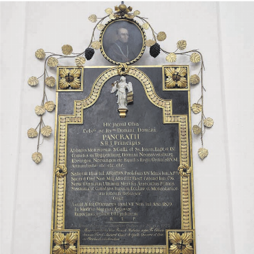 Die letzten Jahre in Muri - Pankraz Vorsters Epitaph in der Klosterkirche Muri mit Porträt oben.    Bild: Anina Steinemann
