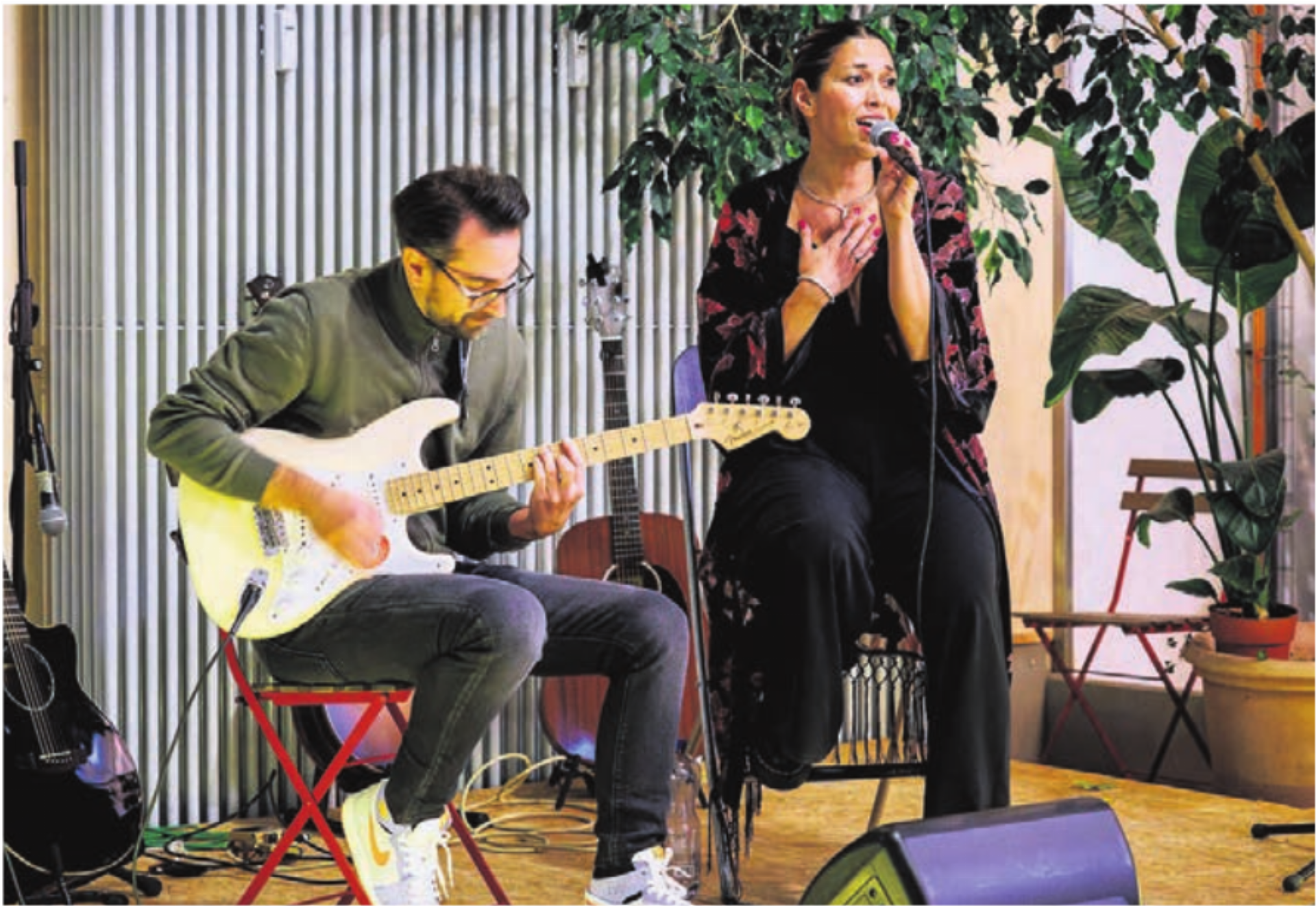 Kiki Izarra und Simon sorgen am Samstag für die musikalische Unterhaltung.    Bild: zg - Das Bild wird blockiert. – Möglicherweise durch einen aktiven Adblocker.