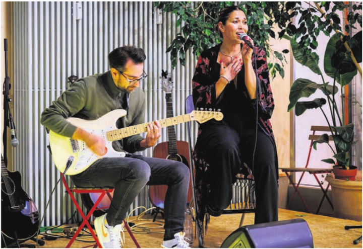 Kiki Izarra und Simon sorgen am Samstag für die musikalische Unterhaltung.    Bild: zg