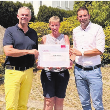 Menschen zusammenbringen - Irene Hofstetter, OK-Präsidentin des Freilichttheaters Beinwil, erhält von Generalagent Rolf Thumm (links) und Verkaufsleiter Bernhard Fischer von der Mobiliar den symbolischen Scheck. Bild: zg