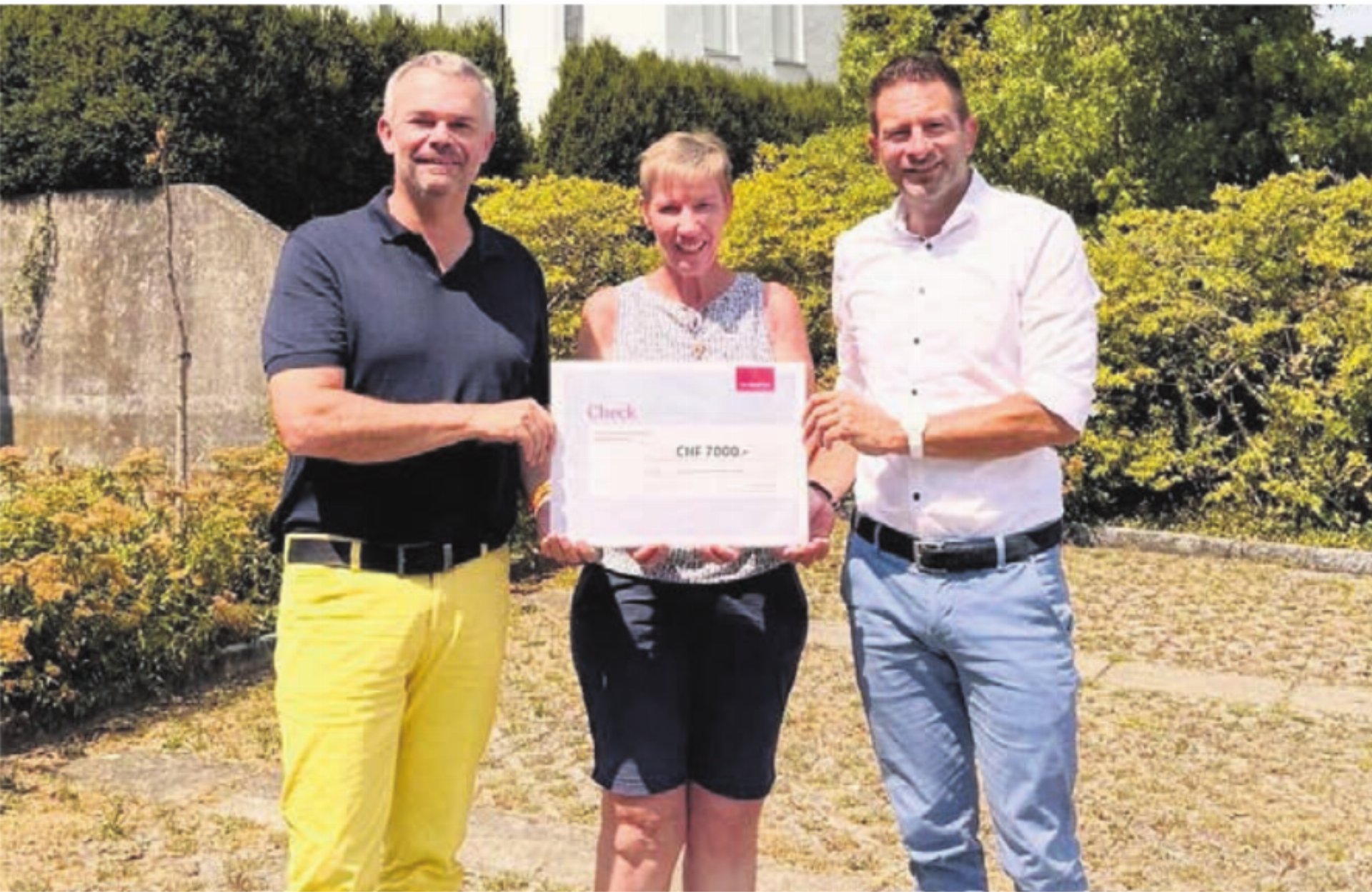 Irene Hofstetter, OK-Präsidentin des Freilichttheaters Beinwil, erhält von Generalagent Rolf Thumm (links) und Verkaufsleiter Bernhard Fischer von der Mobiliar den symbolischen Scheck. Bild: zg - Das Bild wird blockiert. – Möglicherweise durch einen aktiven Adblocker.