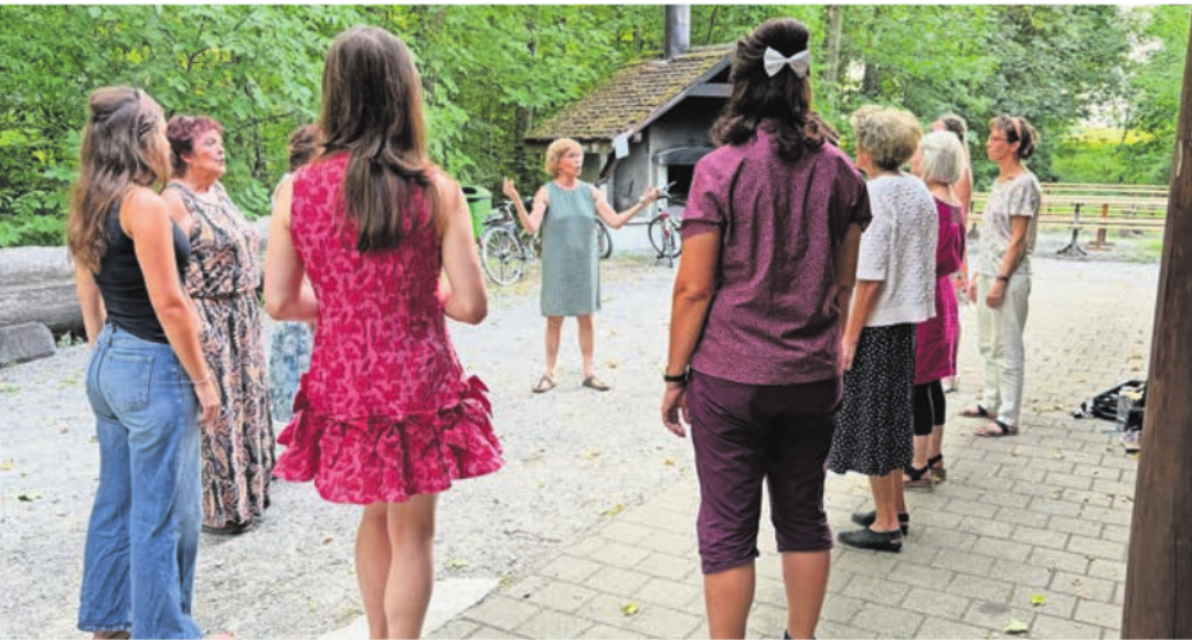 Einsingen: Ein Teil des Ensembles macht zusätzlich im Chor mit. Einsingen: Ein Teil des Ensembles macht zusätzlich im Chor mit.