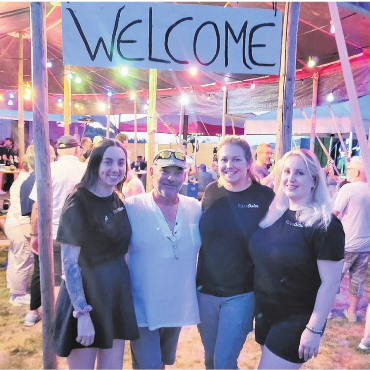 Mitsingen auf Gauchs Bergli - Sie bilden das OK der diesjährigen Ausgabe und freuen sich über die gute Stimmung am Open Air (von links): Marina Soler, Peter Gauch (Landbesitzer), Tanja Camastral und Jasmin Hochstrasser.    Bilder: Heinz Strebel
