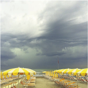 LESERFOTOS - Nicht immer nur strahlender Sonnenschein. «Urlaub in Bella Italia geht auch einmal anders», schreibt Hedy Troxler aus Wohlen zu diesem Schnappschuss. «Ein Gewitter zieht auf, auch das gehört dazu.»