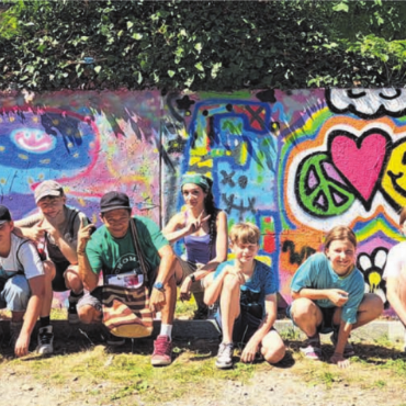 Abwechslungsreich und kreativ - Beliebter Graffitikurs: Nach einer kurzen Einführung in die Grundlagen des Sprayens konnten die Jugendlichen eigene Werke herstellen.    Bild: zg
