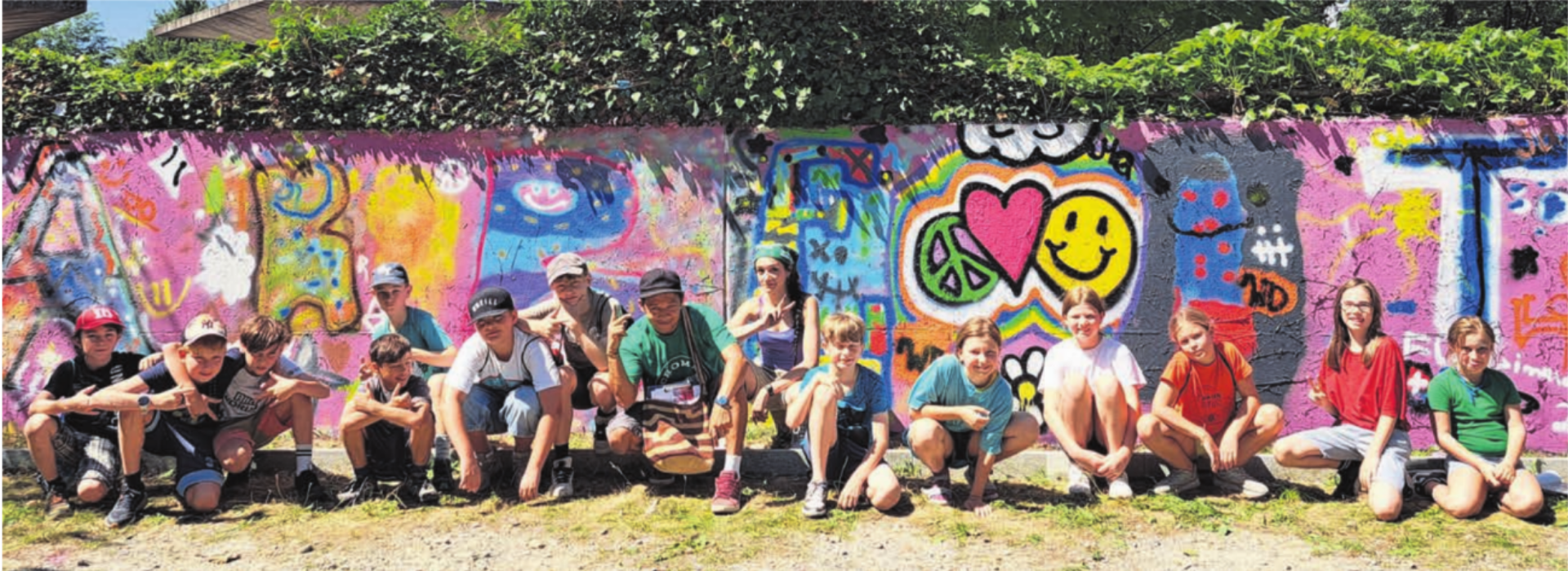 Beliebter Graffitikurs: Nach einer kurzen Einführung in die Grundlagen des Sprayens konnten die Jugendlichen eigene Werke herstellen.    Bild: zg - Das Bild wird blockiert. – Möglicherweise durch einen aktiven Adblocker.