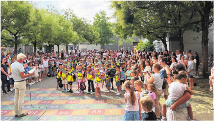 Der grosse Moment: Wie hier in Villmergen erlebten gestern ganz viele Kinder den allersten Schultag    Bild: Stefan Sprenger
