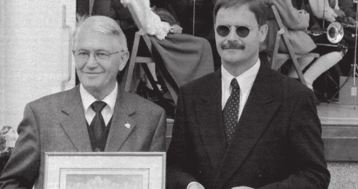 Ernst Hofherr (Bürgermeister von Lermoos, links) und sein Wohler Amtskollege Walter Dubler tauschen Geschenke aus. Bild: Archiv