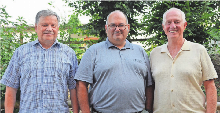 Sie stehen hinter der Erweiterung der Deponie Babilon in nördliche Richtung, von links: Josef Wanner (ilu AG), Theo Kern (Gemeindeammann Dietwil) und Dieter Greber (Verwaltungsratspräsident Deponie Freiamt AG). Bild: Annemarie Keusch Sie stehen hinter der Erweiterung der Deponie Babilon in nördliche Richtung, von links: Josef Wanner (ilu AG), Theo Kern (Gemeindeammann Dietwil) und Dieter Greber (Verwaltungsratspräsident Deponie Freiamt AG). Bild: Annemarie Keusch