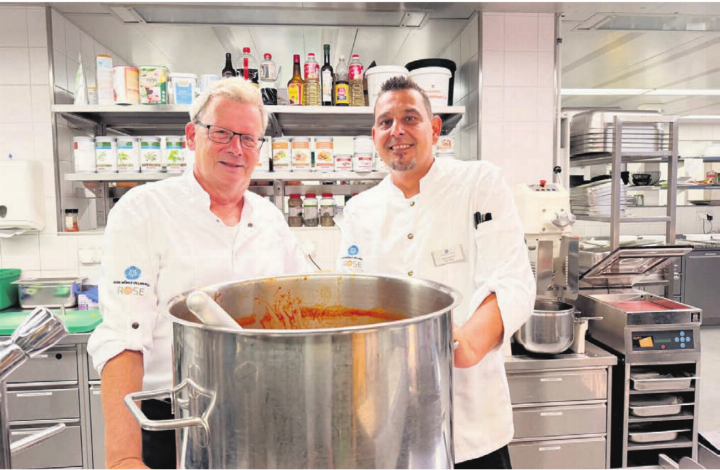 Der Küchenchef und sein Gehilfe: Fabrice Horat (rechts) ermöglichte Redaktor Chregi Hansen spannende Einblicke in die Küche der Oberen Mühle Villmergen. Bilder: Stefan Sprenger Der Küchenchef und sein Gehilfe: Fabrice Horat (rechts) ermöglichte Redaktor Chregi Hansen spannende Einblicke in die Küche der Oberen Mühle Villmergen. Bilder: Stefan Sprenger