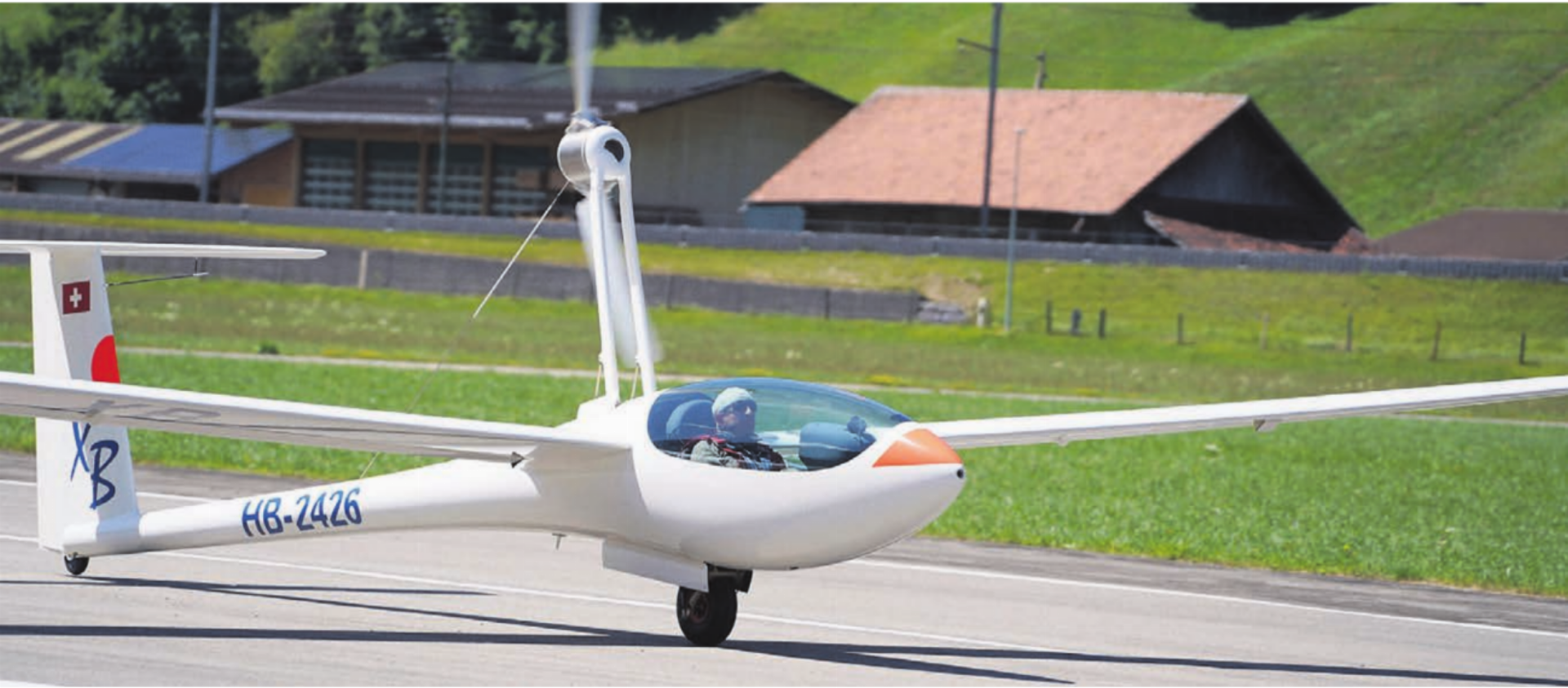 Startklar: Matthias Jauslin hebt mit seinem Segelflieger ab. Der Elektromotor leistet beim Start wichtige Unterstützung. Bilder: Daniel Steffen - Das Bild wird blockiert. – Möglicherweise durch einen aktiven Adblocker.