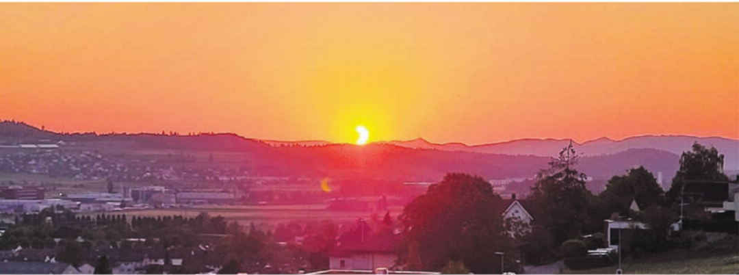 Der Mond hat sich vor die Sonne geschoben und dann verschwindet die Sonne langsam am Horizont: Stimmung und Farben sind einzigartig. Der Mond hat sich vor die Sonne geschoben und dann verschwindet die Sonne langsam am Horizont: Stimmung und Farben sind einzigartig.