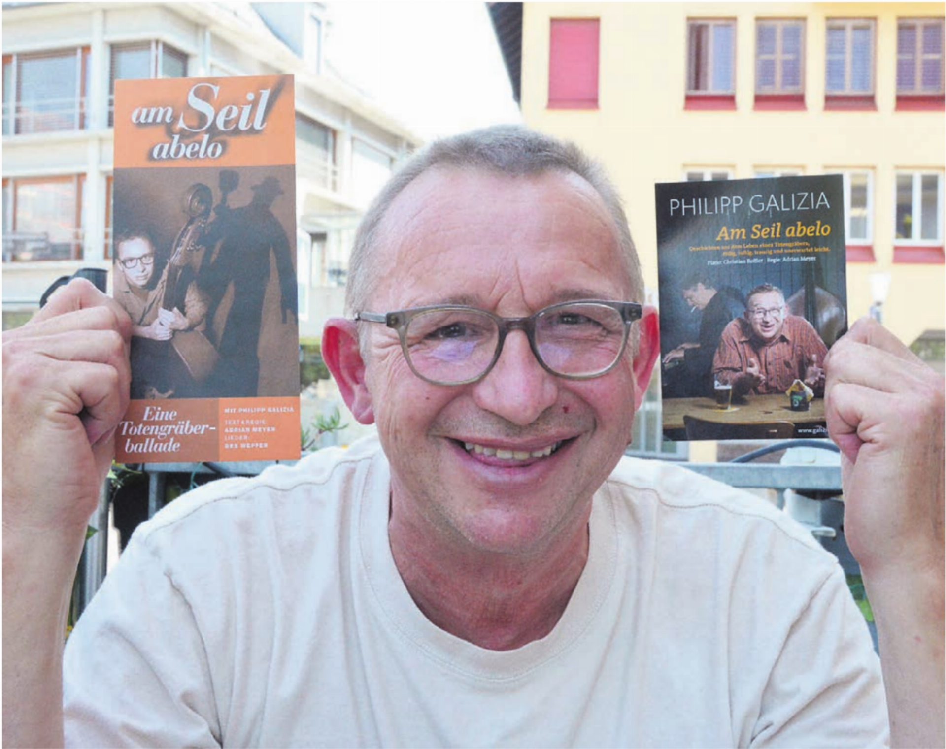 Der Flyer von 2002 auf der einen, der aktuelle auf der anderen Seite. Und mittendrin die Hauptperson: der Murianer Kleinkünstler Philipp Galizia. Bild: Annemarie Keusch - Das Bild wird blockiert. – Möglicherweise durch einen aktiven Adblocker.